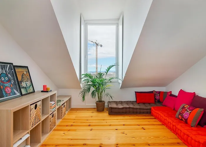 Whome Riverside View 2-bed For Remote Workers & Digital Nomads Апартаменти *