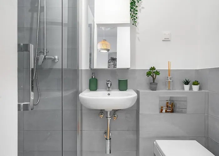 Whome Riverside View 2-bed For Remote Workers & Digital Nomads Апартаменти *