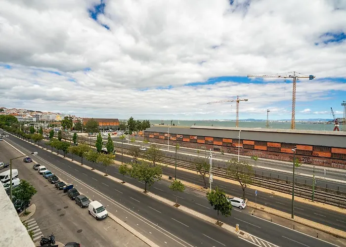 Whome Riverside View 2-bed For Remote Workers & Digital Nomads Апартаменти Лісабон